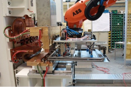 машина рельефной сварки с роботизированной подачей заготовок