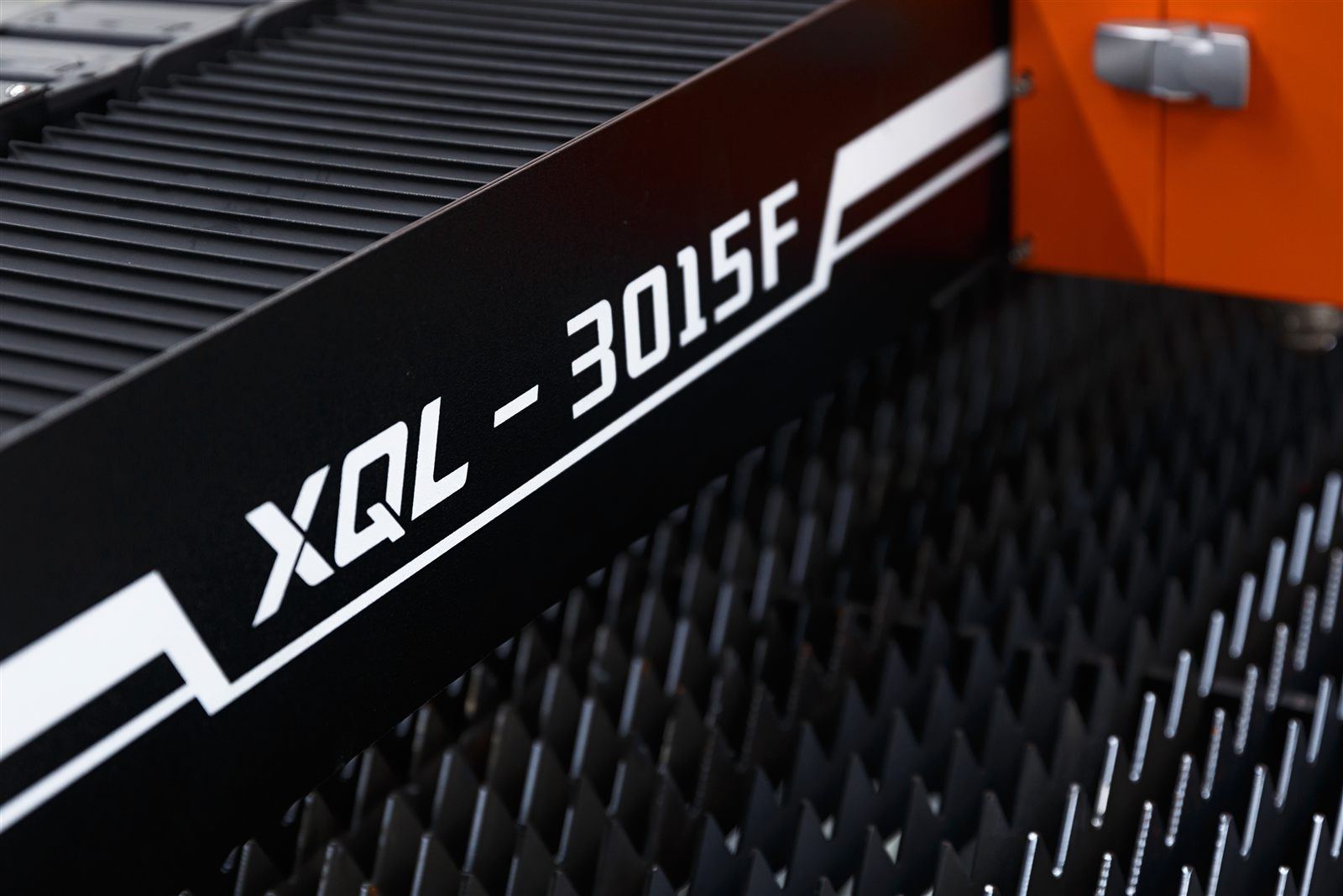 Рабочий стол станка лазерной резки XQL-3015F